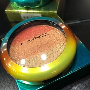 MAC Wash and Dry Freshen up Highlight Powder